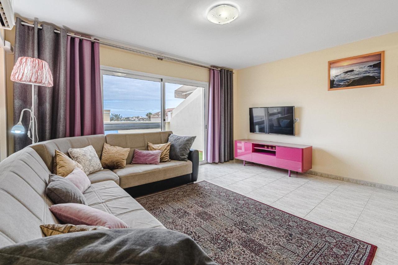 אדחה Red Large Family Apartment, Three Floors, 10 Guests מראה חיצוני תמונה