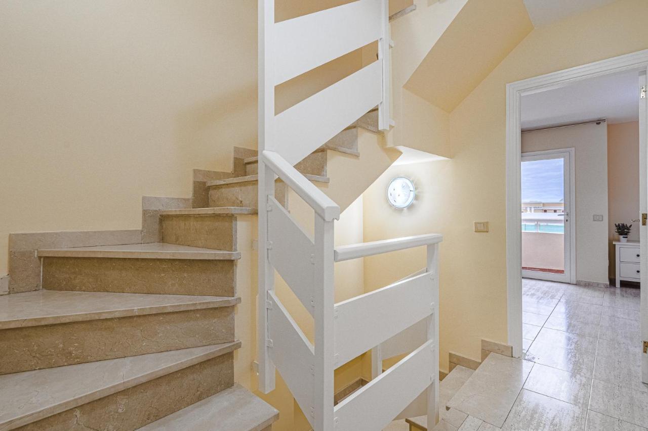 אדחה Red Large Family Apartment, Three Floors, 10 Guests מראה חיצוני תמונה