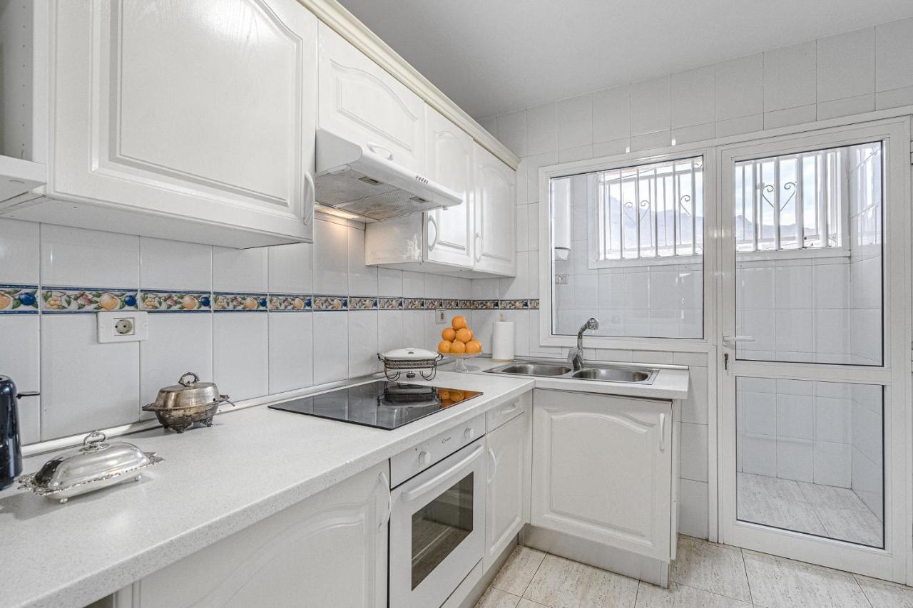 אדחה Red Large Family Apartment, Three Floors, 10 Guests מראה חיצוני תמונה