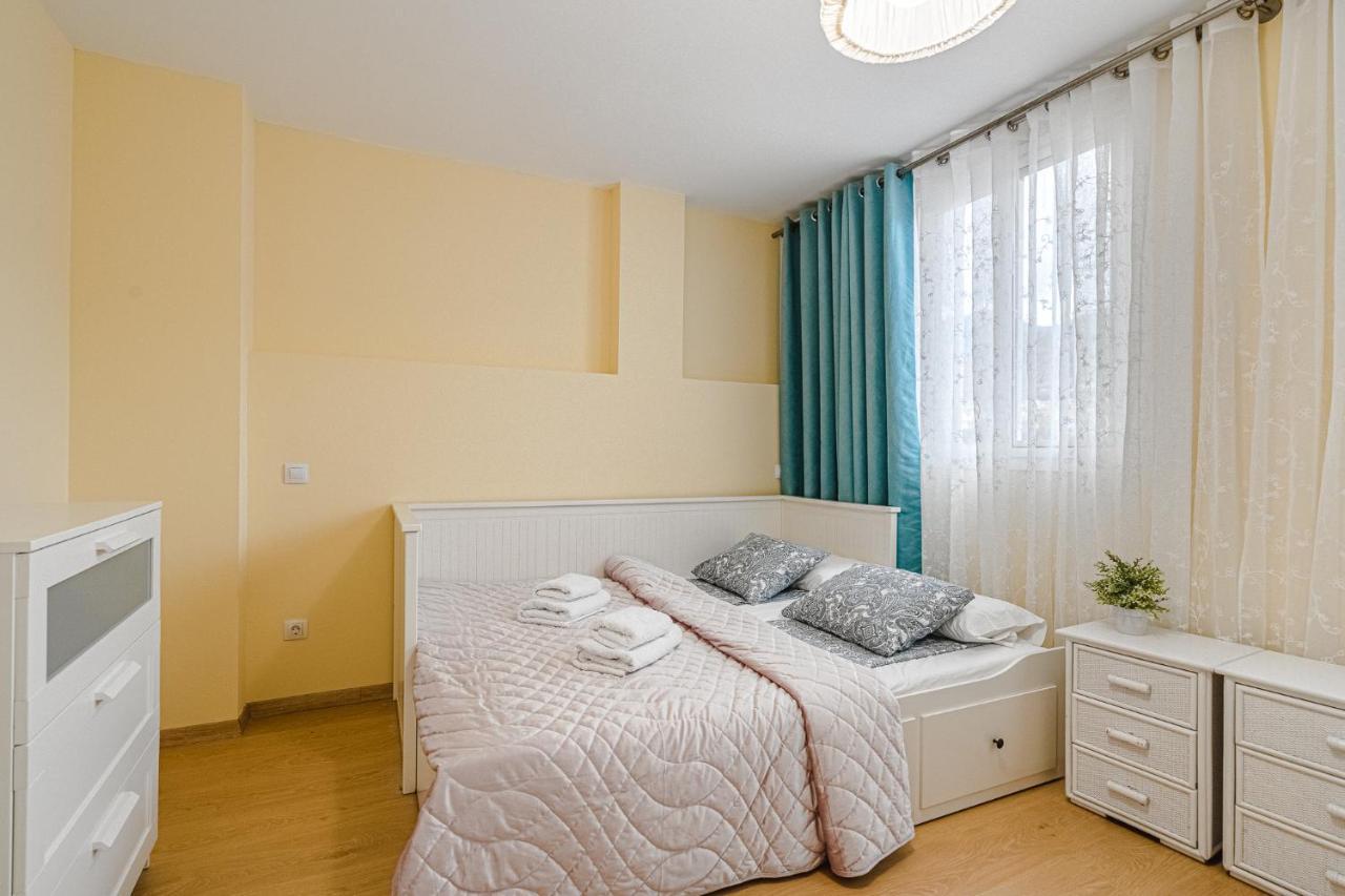 אדחה Red Large Family Apartment, Three Floors, 10 Guests מראה חיצוני תמונה