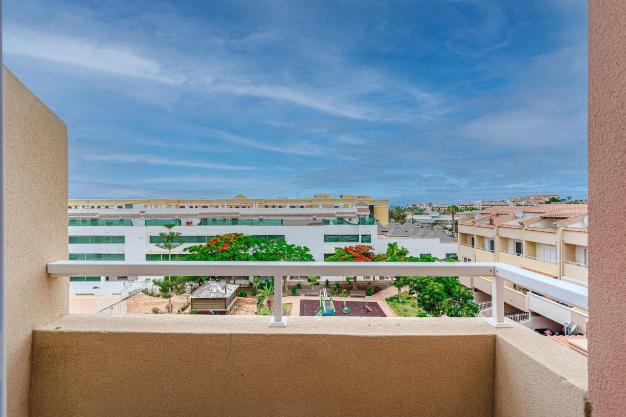 אדחה Red Large Family Apartment, Three Floors, 10 Guests מראה חיצוני תמונה