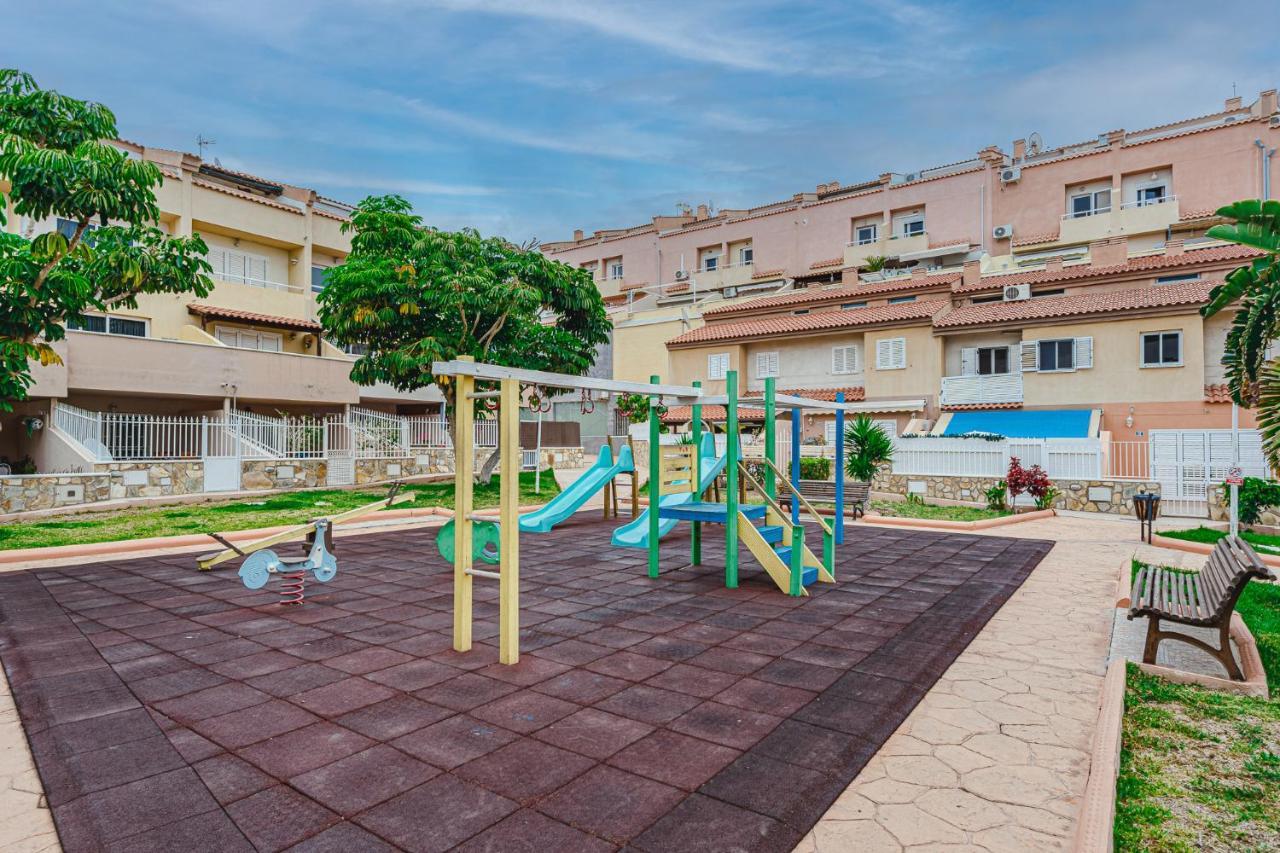 אדחה Red Large Family Apartment, Three Floors, 10 Guests מראה חיצוני תמונה