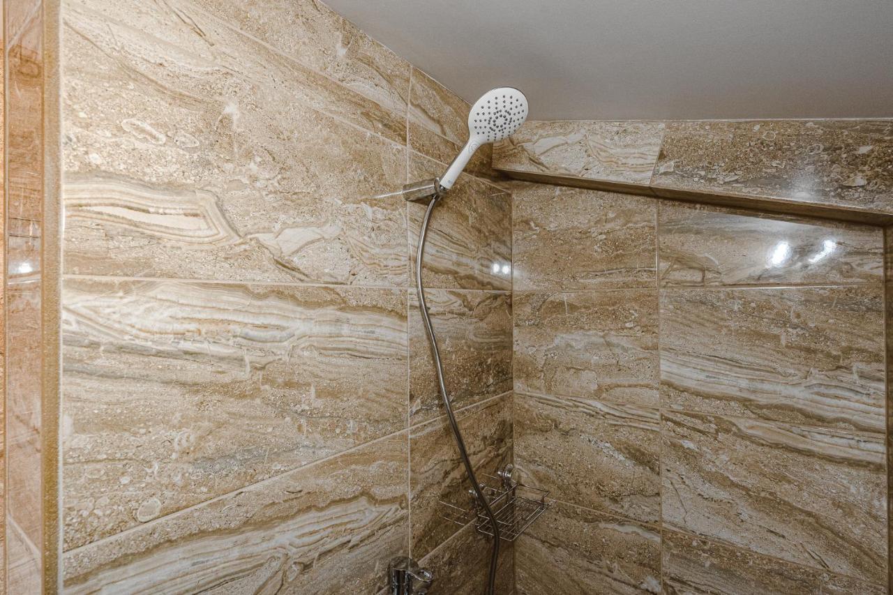 אדחה Red Large Family Apartment, Three Floors, 10 Guests מראה חיצוני תמונה