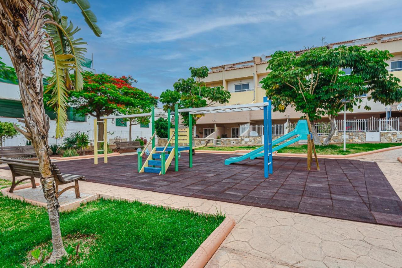 אדחה Red Large Family Apartment, Three Floors, 10 Guests מראה חיצוני תמונה