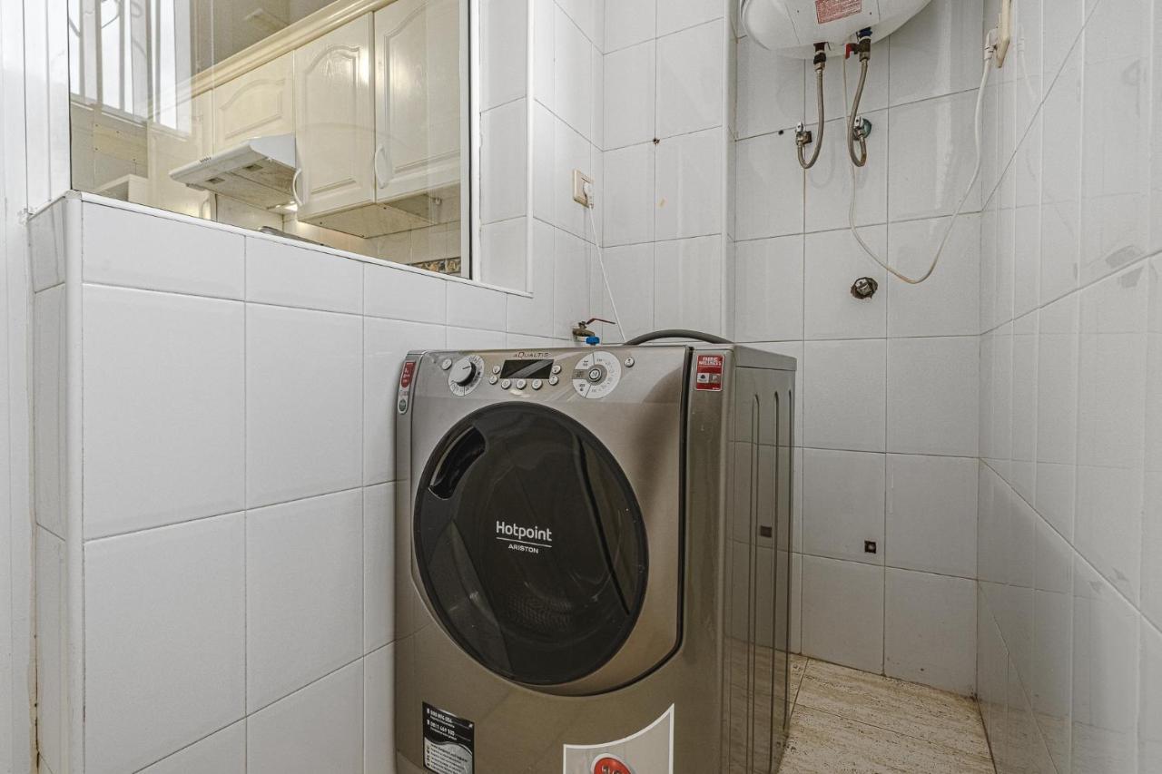 אדחה Red Large Family Apartment, Three Floors, 10 Guests מראה חיצוני תמונה