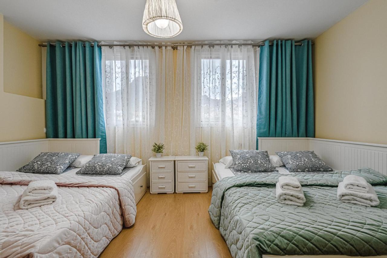 אדחה Red Large Family Apartment, Three Floors, 10 Guests מראה חיצוני תמונה