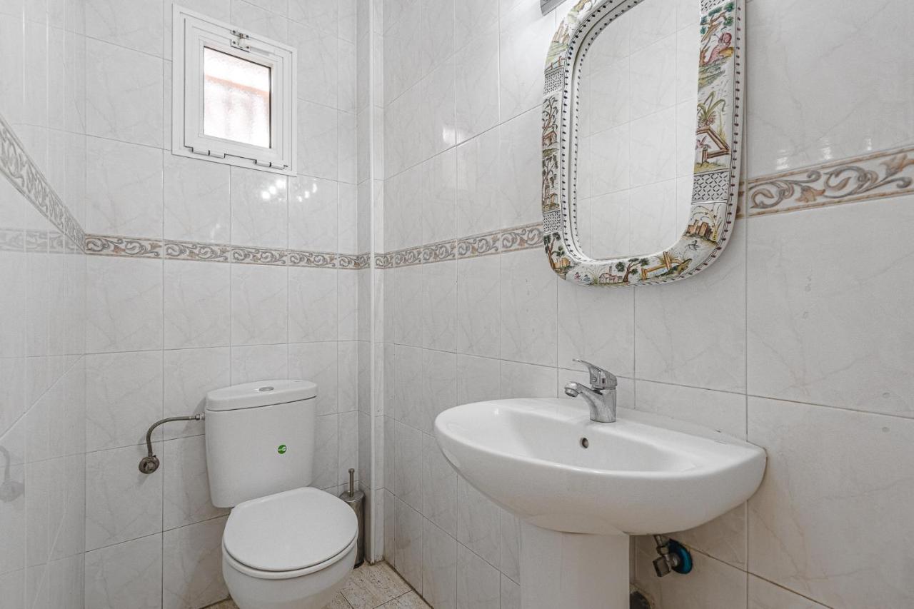 אדחה Red Large Family Apartment, Three Floors, 10 Guests מראה חיצוני תמונה