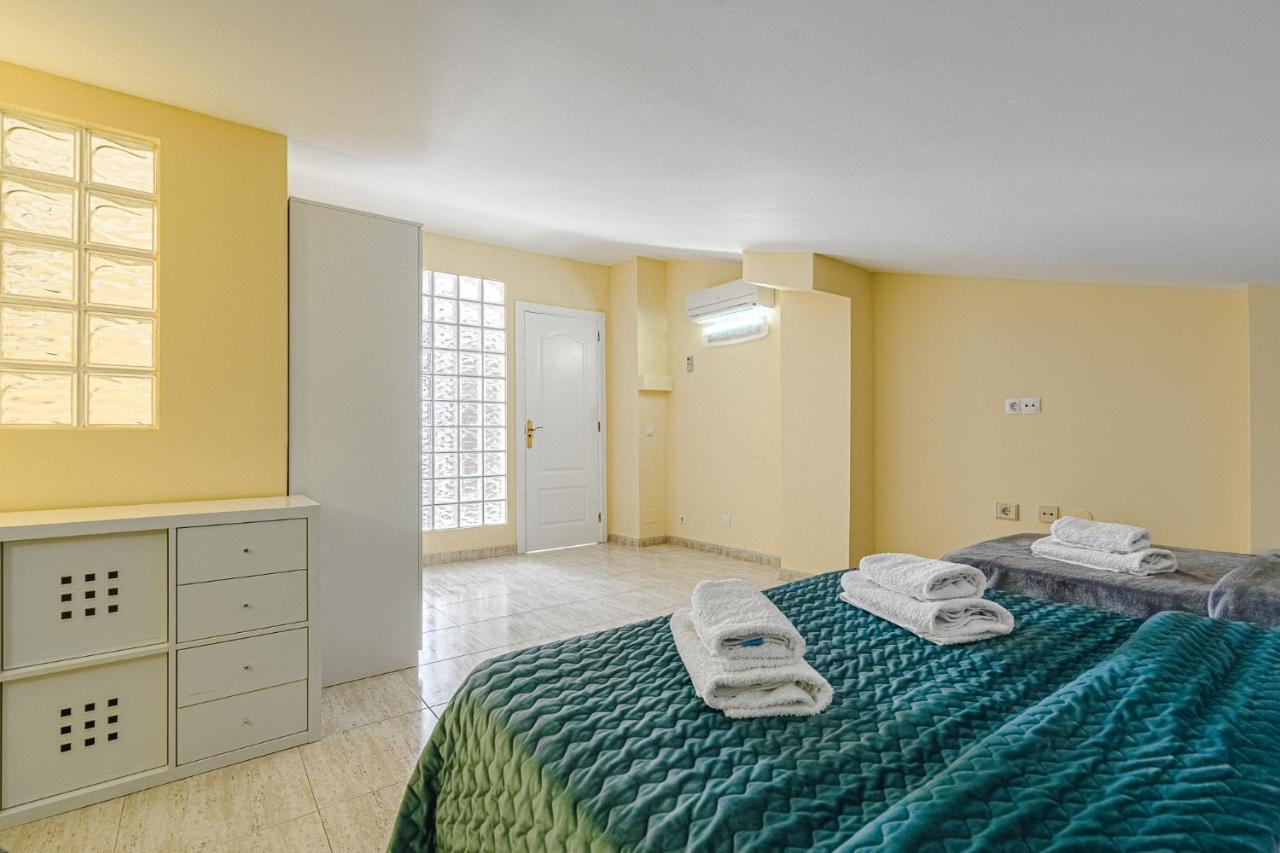 אדחה Red Large Family Apartment, Three Floors, 10 Guests מראה חיצוני תמונה