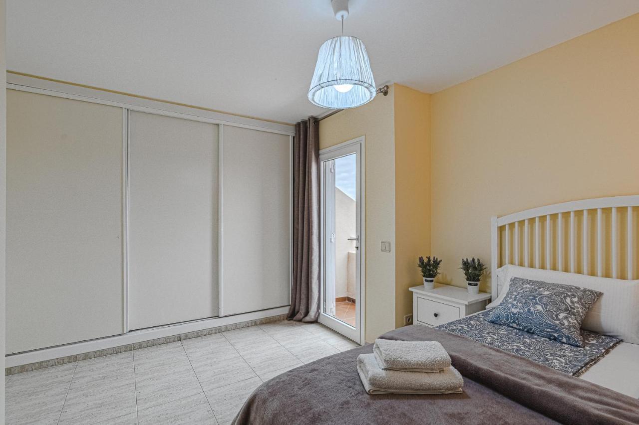 אדחה Red Large Family Apartment, Three Floors, 10 Guests מראה חיצוני תמונה