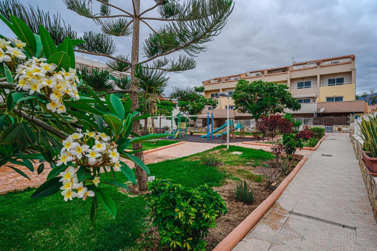 אדחה Red Large Family Apartment, Three Floors, 10 Guests מראה חיצוני תמונה