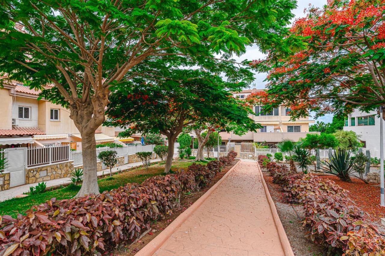 אדחה Red Large Family Apartment, Three Floors, 10 Guests מראה חיצוני תמונה