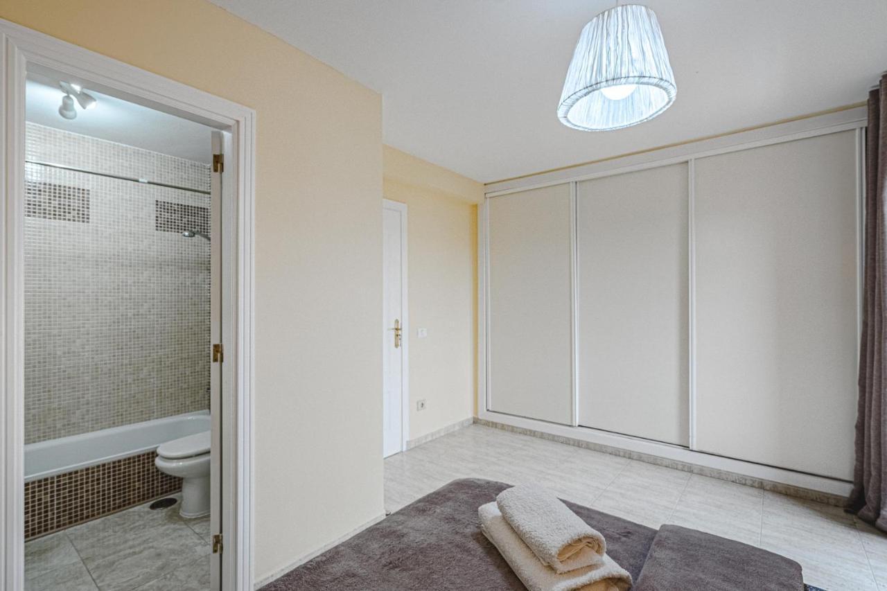 אדחה Red Large Family Apartment, Three Floors, 10 Guests מראה חיצוני תמונה