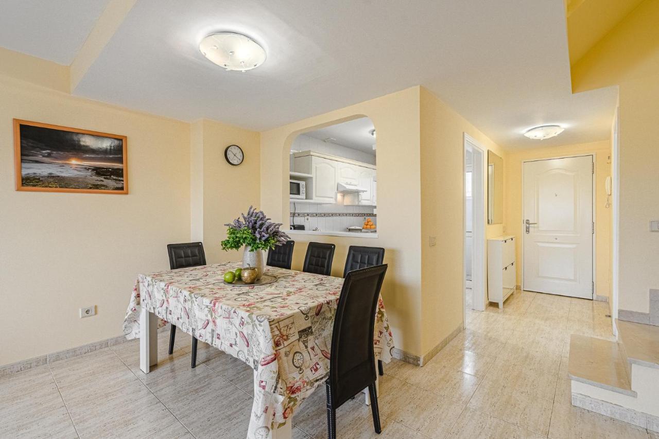 אדחה Red Large Family Apartment, Three Floors, 10 Guests מראה חיצוני תמונה