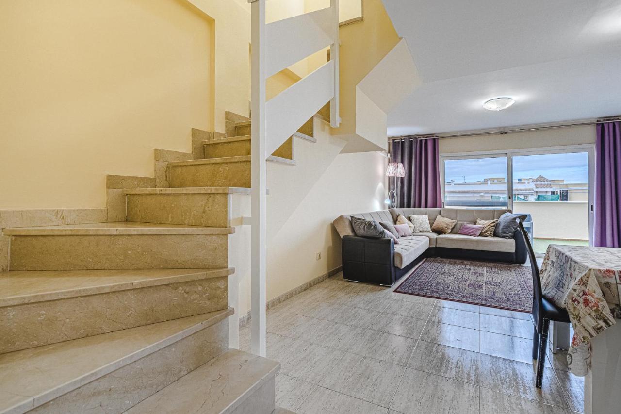 אדחה Red Large Family Apartment, Three Floors, 10 Guests מראה חיצוני תמונה
