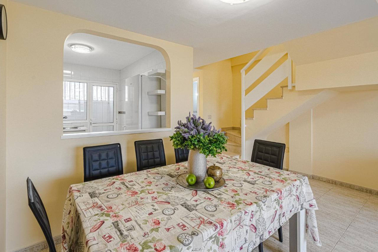 אדחה Red Large Family Apartment, Three Floors, 10 Guests מראה חיצוני תמונה