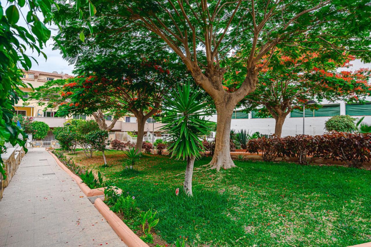 אדחה Red Large Family Apartment, Three Floors, 10 Guests מראה חיצוני תמונה