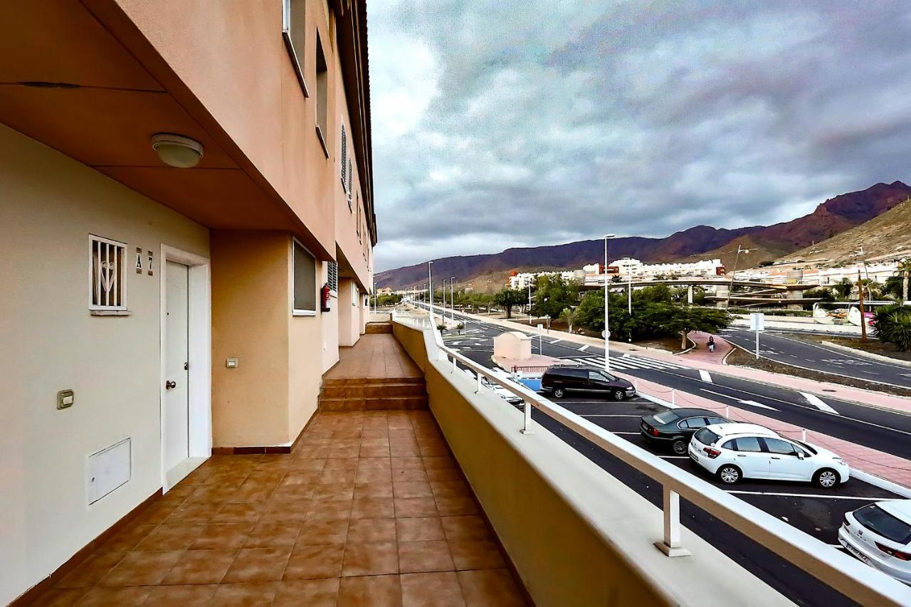 אדחה Red Large Family Apartment, Three Floors, 10 Guests מראה חיצוני תמונה