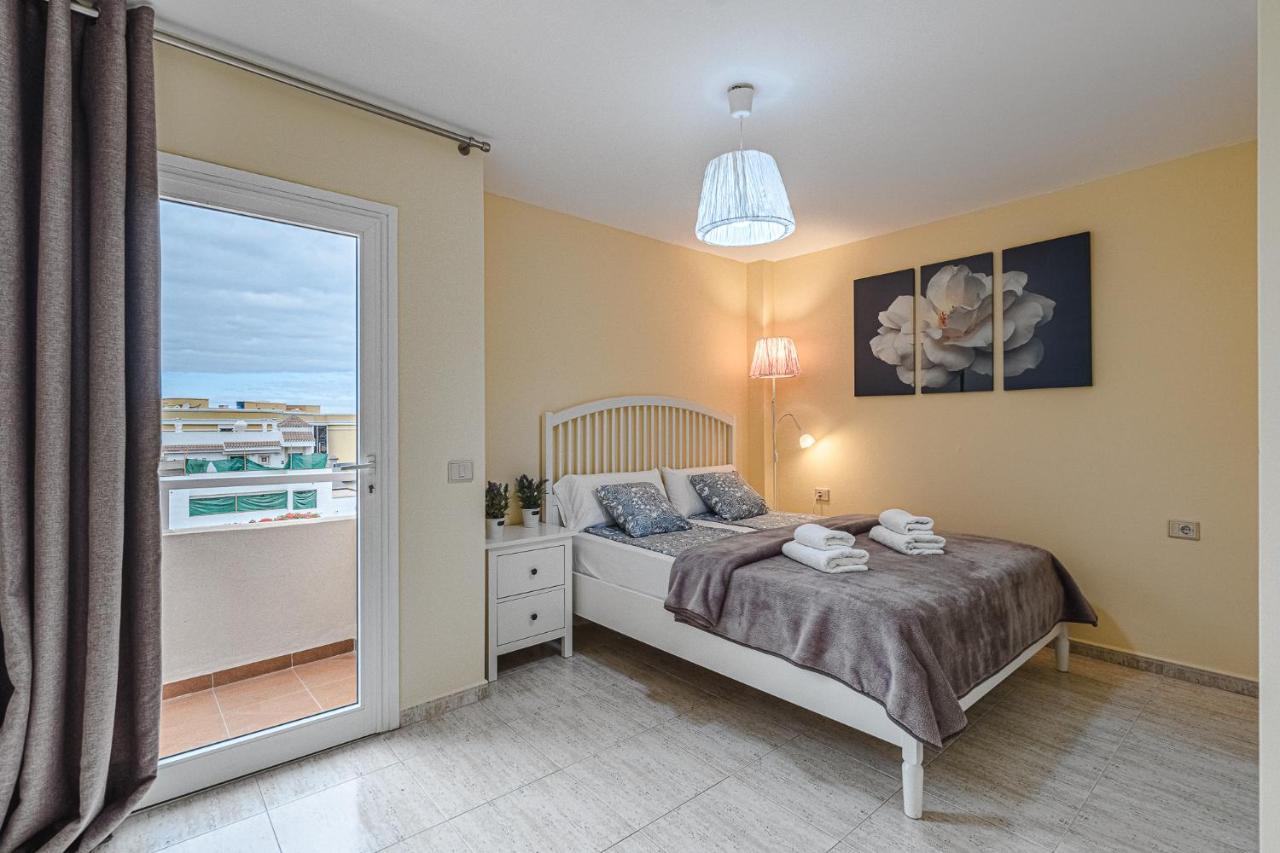 אדחה Red Large Family Apartment, Three Floors, 10 Guests מראה חיצוני תמונה