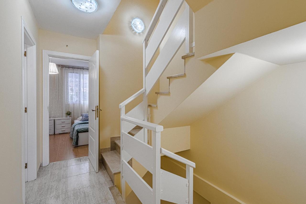 אדחה Red Large Family Apartment, Three Floors, 10 Guests מראה חיצוני תמונה