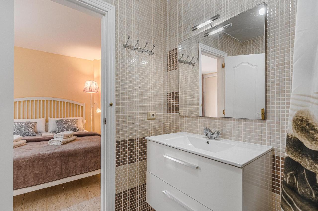 אדחה Red Large Family Apartment, Three Floors, 10 Guests מראה חיצוני תמונה
